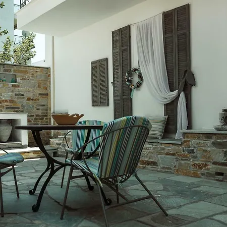 Menexe Apartments-karavi